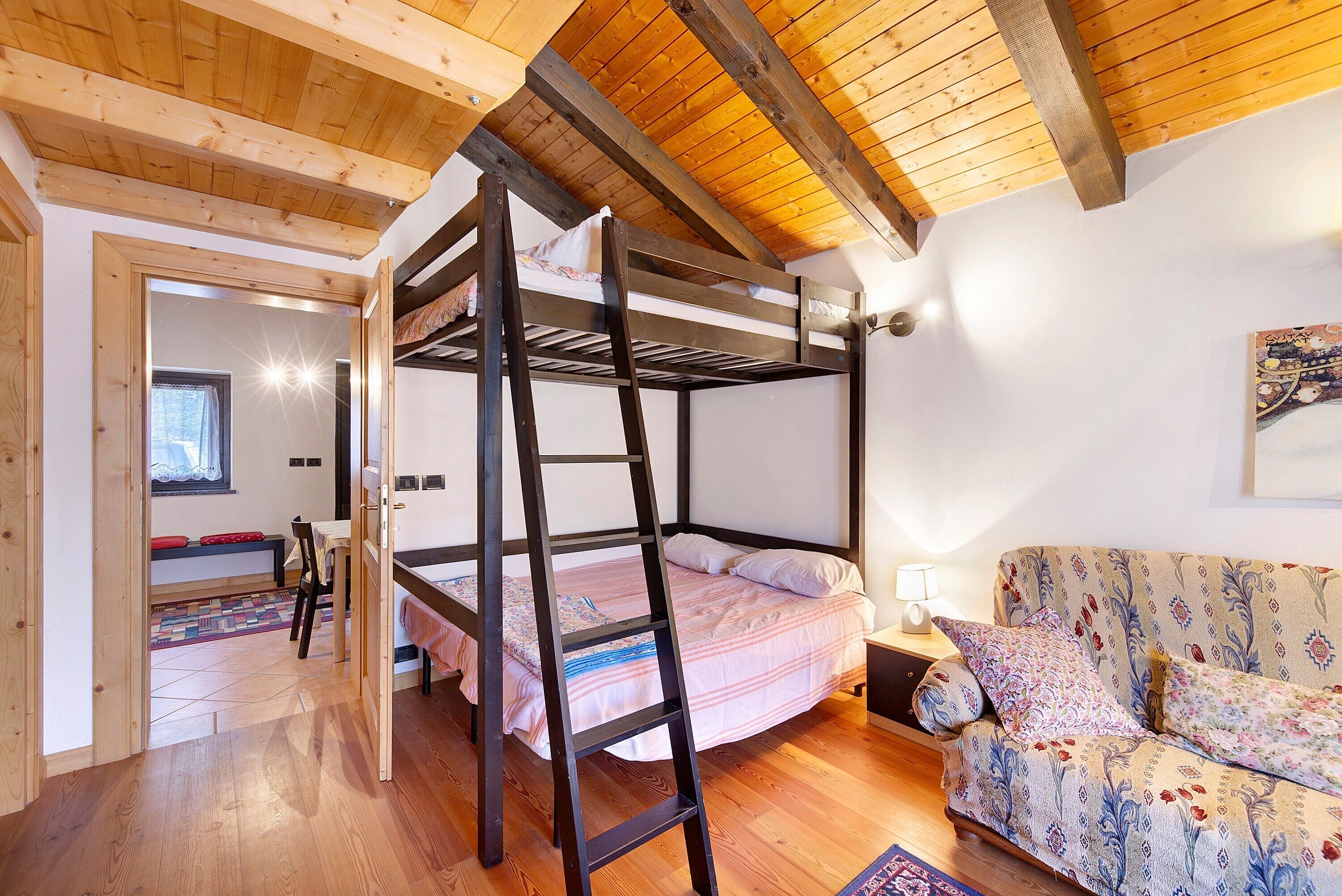 Tabla de planchar con plancha y ropa de cama 