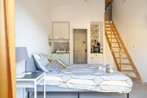 WiFi, bed sheets - Guest Room 'Chambre Famille' with Shared Pool, Terrace, and Air Conditioning (Saint-Savin)