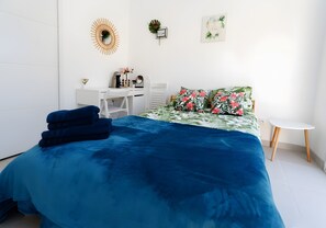 WiFi, bed sheets - Guest Room 'Chambre Famille' with Shared Pool, Terrace, and Air Conditioning (Saint-Savin)