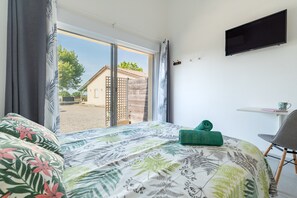 1 bedroom, WiFi, bed sheets - “Nature Room” Guesthouse with Shared Terrace, Wi-Fi, and Air Conditioning (Saint-Savin)