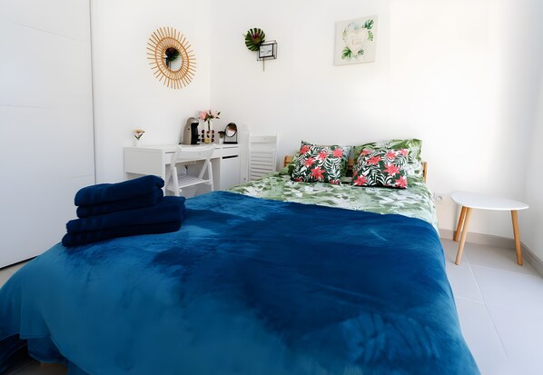 WiFi, bed sheets - “Nature Room” Guesthouse with Shared Terrace, Wi-Fi, and Air Conditioning (Saint-Savin)