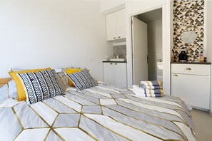 WiFi, bed sheets - “Nature Room” Guesthouse with Shared Terrace, Wi-Fi, and Air Conditioning (Saint-Savin)
