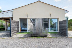 Exterior - “Nature Room” Guesthouse with Shared Terrace, Wi-Fi, and Air Conditioning (Saint-Savin)