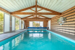 Pool - “Nature Room” Guesthouse with Shared Terrace, Wi-Fi, and Air Conditioning (Saint-Savin)