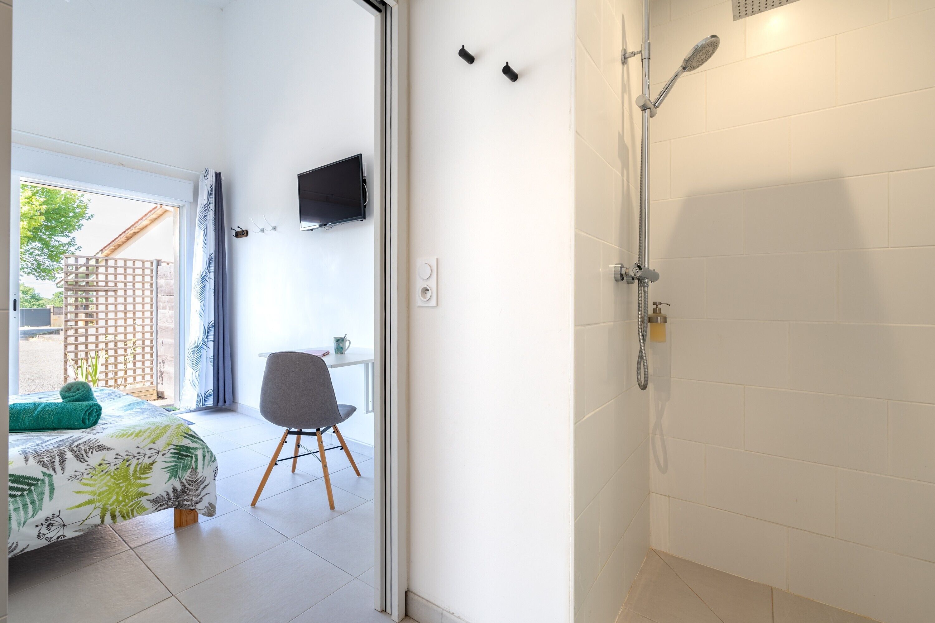 Ein Badezimmer mit Dusche, Toilette und Waschbecken.