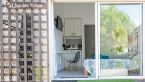 1 bedroom, WiFi, bed sheets - “Nature Room” Guesthouse with Shared Terrace, Wi-Fi, and Air Conditioning (Saint-Savin)