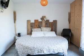 WiFi, bed sheets - Bed and Breakfast 'Loft Bois' with Shared Terrace, Wi-Fi and Air Conditioning (Saint-Savin)