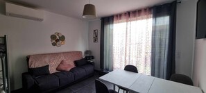 TV - Bed and Breakfast 'Loft Bois' with Shared Terrace, Wi-Fi and Air Conditioning (Saint-Savin)