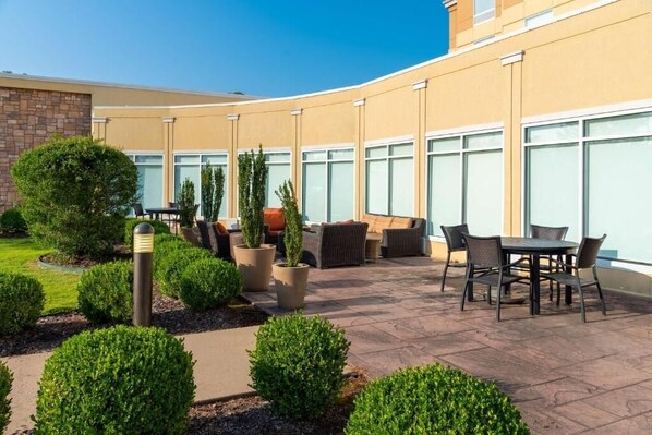 Outdoor dining - Contemporary Comfort Close to River Trails, Parks & Local Charm (Pulaski County)