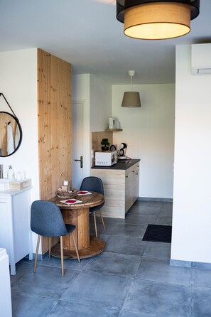 Dining - Studio 'Gîte Cosy' with Shared Terrace, Wi-Fi and Air Conditioning (Saint-Savin)