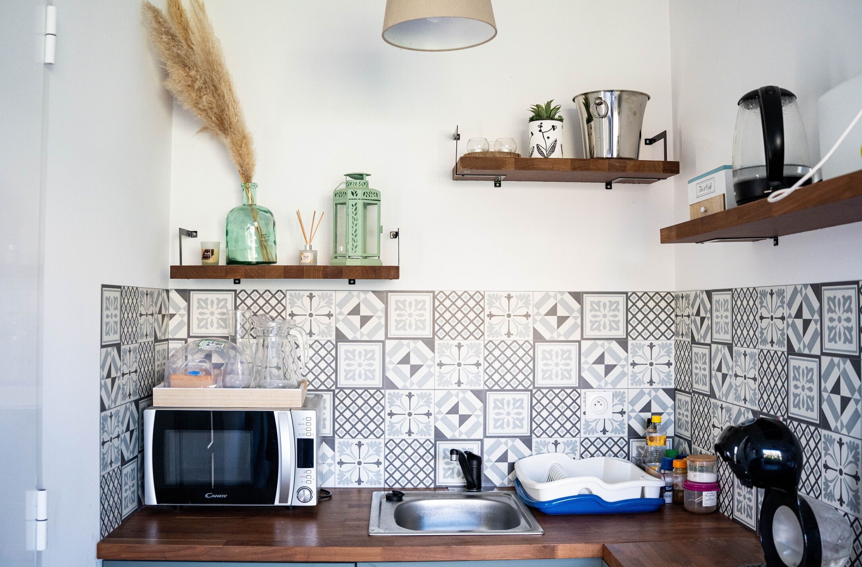 Frigorífico, microondas, placa de cocina y cafetera o tetera