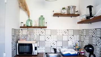 Refrigerador, microondas, placa de cocina, cafetera/tetera