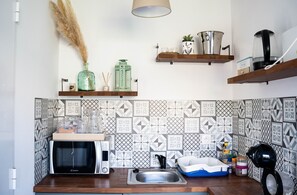 Refrigerador, microondas, placa de cocina, cafetera/tetera