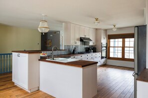 Microwave, oven, stovetop, dishwasher - Hot Tub +Sauna + Game Room, near Wis. Dells and Baraboo (Baraboo)