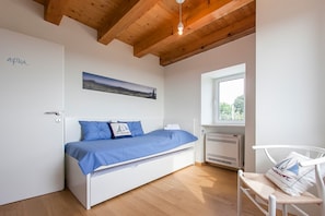 5 habitaciones, tabla de planchar con plancha y ropa de cama 
