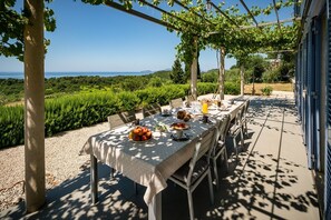 Outdoor dining - Villa Frajga - Five Bedroom Villa, Sleeps 10 (Sudurad)