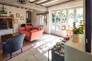 Caminetto, lettore DVD, tavolo da calcetto, tavolo da ping pong