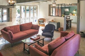 Chimenea, reproductor de DVD, futbolito y tenis de mesa 