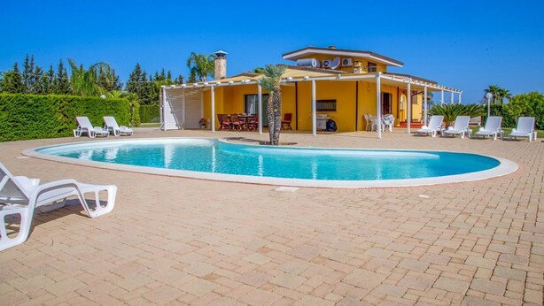 Pool - Villa Cenate - Four Bedroom Villa, Sleeps 16 (Racale)
