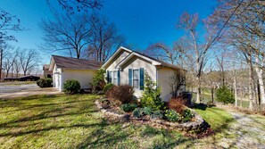 Exterior - Charming 3br waterfront home with fire pit and private dock! (Cadiz)
