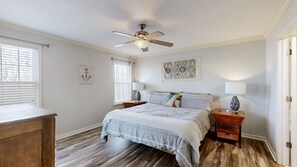 Free WiFi, bed sheets - Charming 3br waterfront home with fire pit and private dock! (Cadiz)