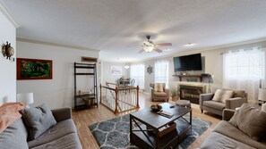 Smart TV - Charming 3br waterfront home with fire pit and private dock! (Cadiz)