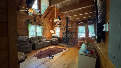 Peaceful Cabin Retreat – Perfect for Families & Friends