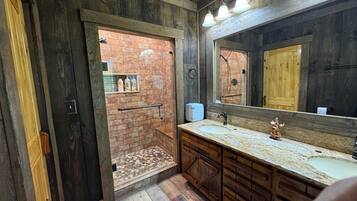 Douche, sèche-cheveux, serviettes fournies, savon