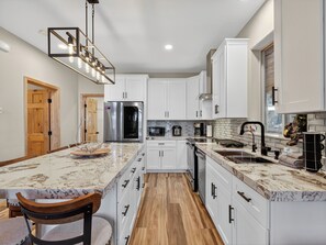 ثلاجة، ميكروويف، فرن، موقد طهي مسطح