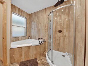 Dusche, Whirlpool, Haartrockner, Handtücher