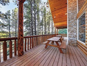 Outdoor dining - Secluded Duck Creek Retreat – Rustic Elegance and Mountain Views (Duck Creek Village)