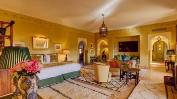 Zimmersafe, laptopgeeigneter Arbeitsplatz, Verdunkelungsvorhänge