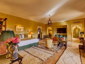 Caja de seguridad en la habitación y espacio para trabajar con laptop 