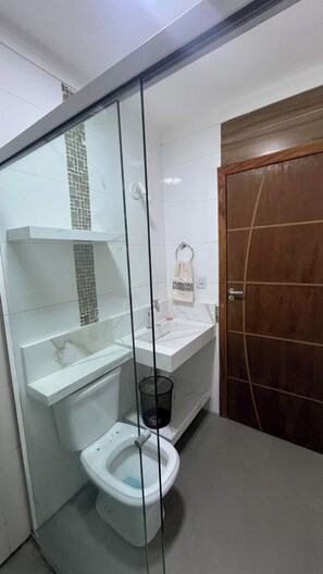 Toallas, jabón, papel de baño 