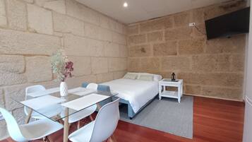 Een strijkplank/strijkijzer, wifi, beddengoed