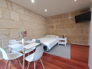 Een strijkplank/strijkijzer, wifi, beddengoed