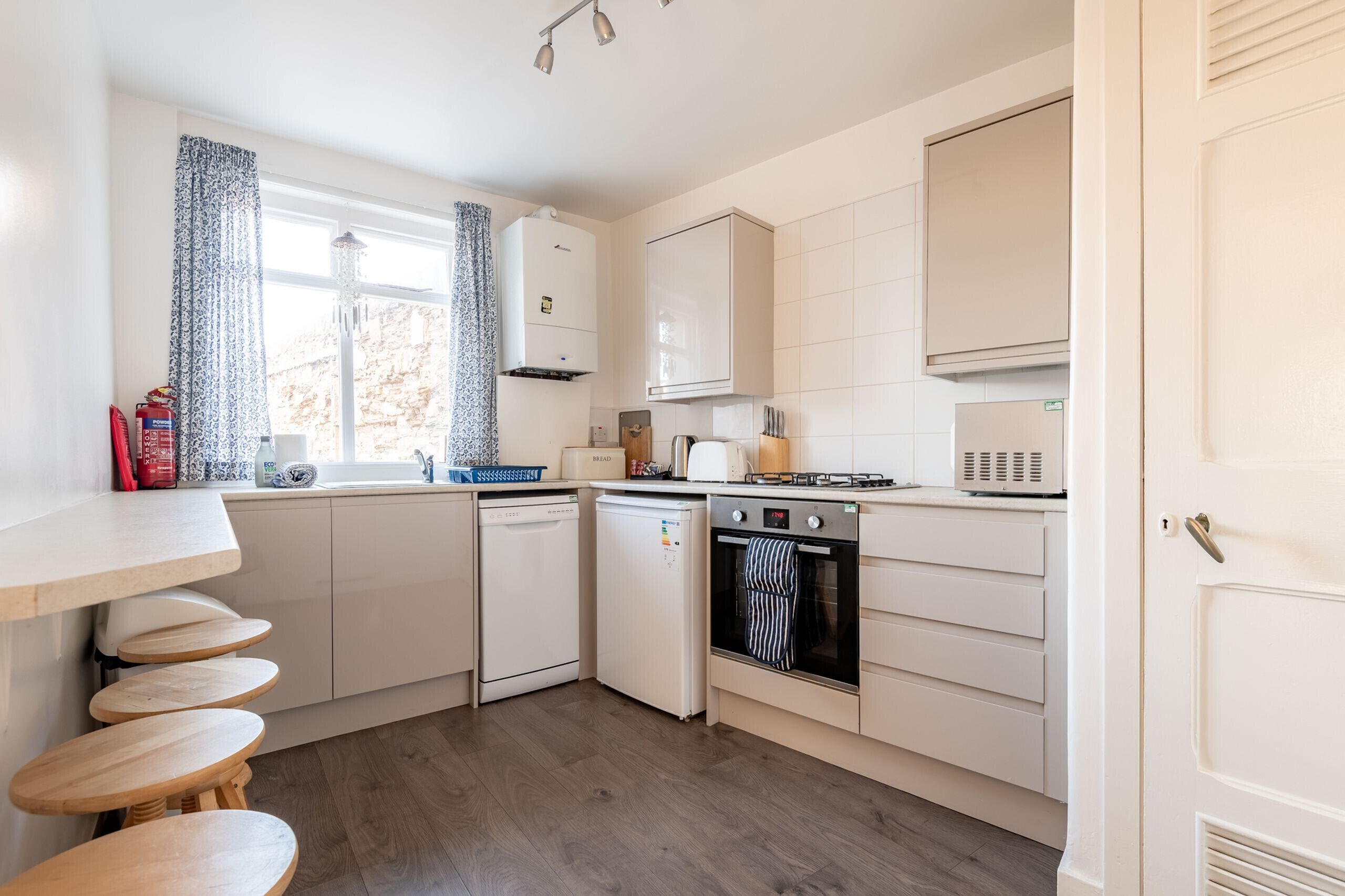 冰箱、微波炉、烤箱、洗碗机