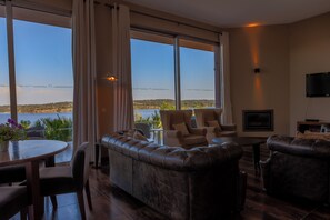 TV, fireplace - Get Ready for Blissful Getaway! 2BR Villa with Private Pool and Full Kitchen! (Montargil)