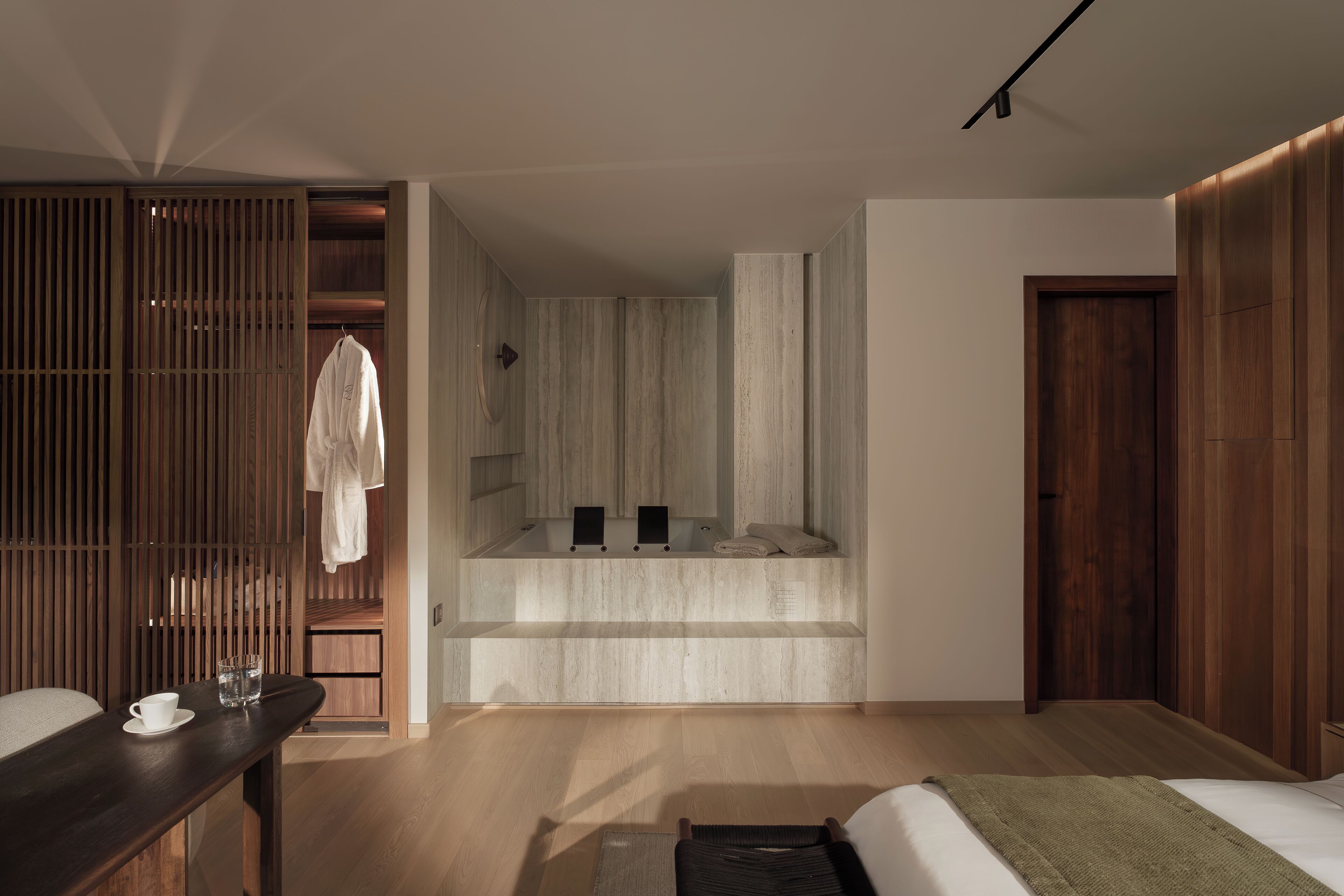 Suite de lujo, vistas al jardín | Caja fuerte, sistema de insonorización, tabla de planchar con plancha