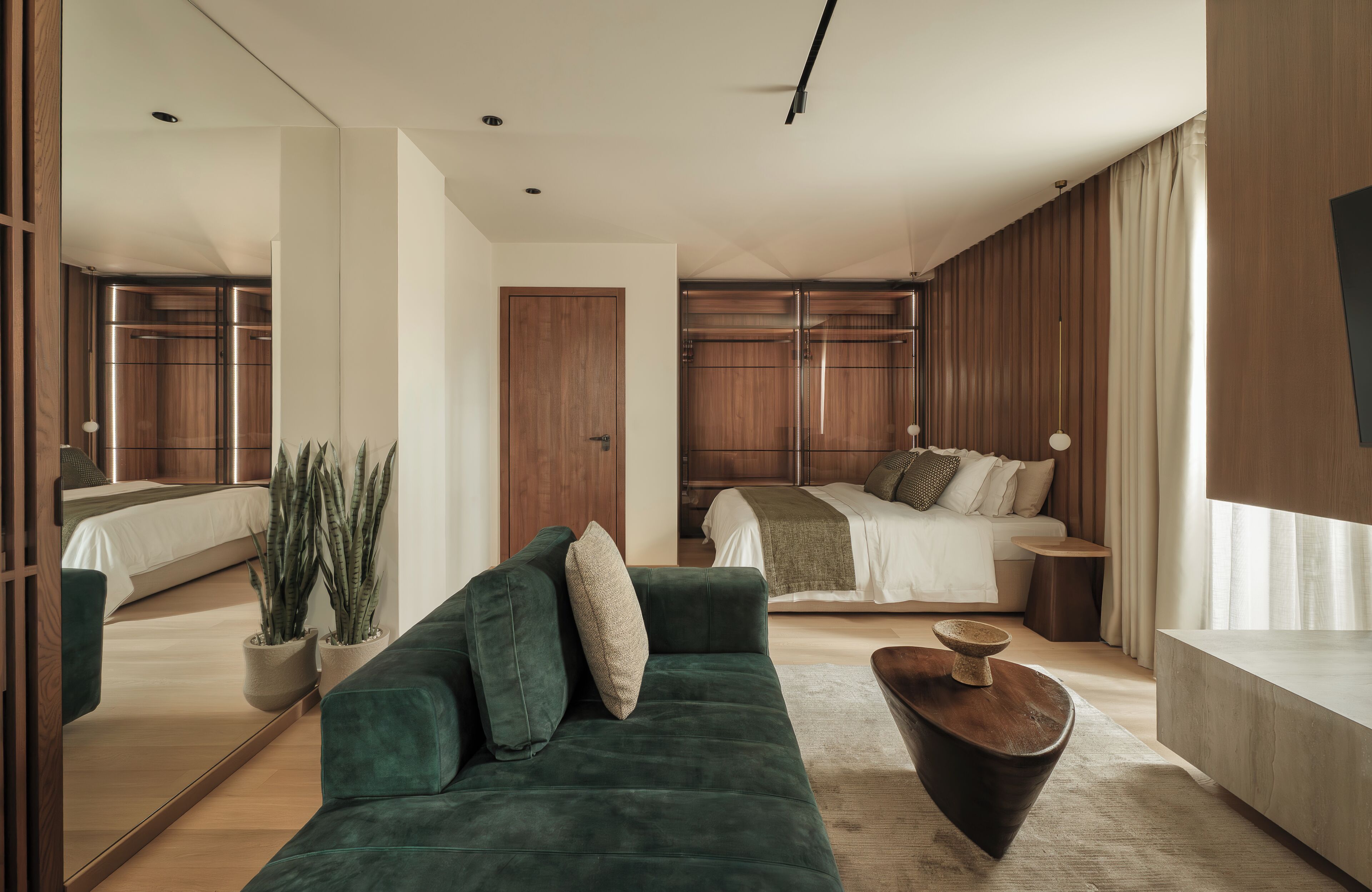 Deluxe Suite | In-room safe, soundproofing, iron/ironing board, free WiFi