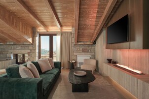 Luxury Suite, Mountain View | In-room safe, soundproofing, iron/ironing board, free WiFi