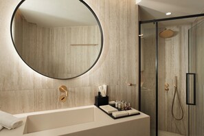 Superior Suite, Mountain View | Bathroom | Shower, free toiletries, hair dryer, slippers - Ceci Suites (Arachova)