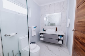 Shower, hair dryer, towels, soap - EVA Boutique Resort & SPA | 1BR|1BA| The Trupiaal (Savaneta)
