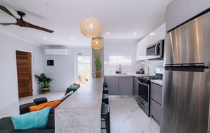 Fridge, microwave, oven, stovetop - EVA Boutique Resort & SPA - The Trupial (Savaneta)