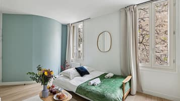 Iron/ironing board, travel crib, WiFi, bed sheets