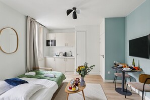 Tabla de planchar con plancha, cuna de viaje, wifi y ropa de cama 