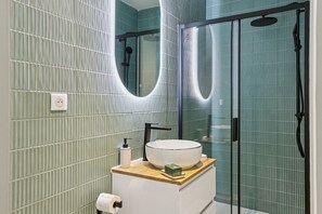 Secador de cabelo, toalhas de banho