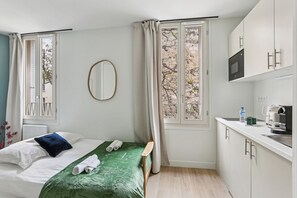 Tabla de planchar con plancha, cuna de viaje, wifi y ropa de cama 