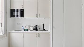 Fridge, microwave, stovetop, coffee/tea maker