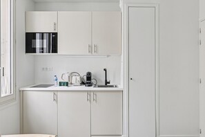 Geladeira, micro-ondas, cooktop, cafeteira/chaleira